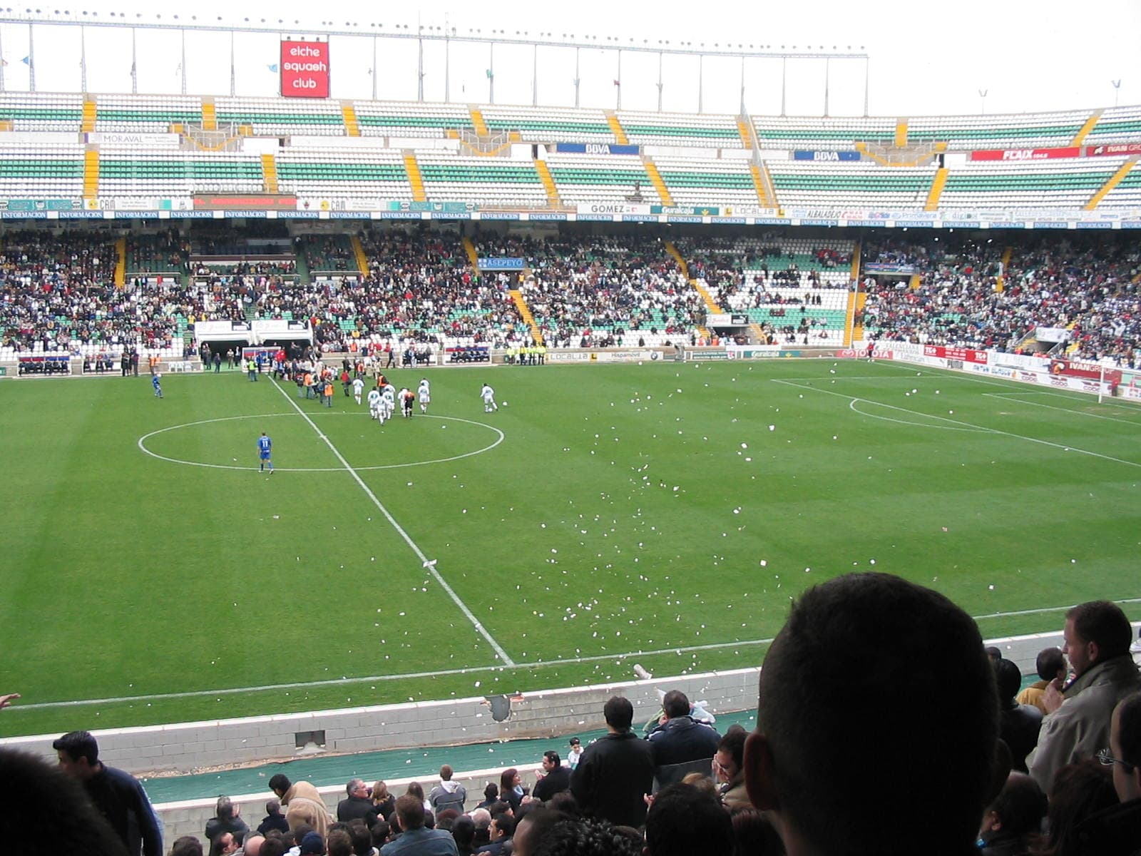 Football Daily | Madrid endure an awkward night after T-shirt trouble and Elche scare